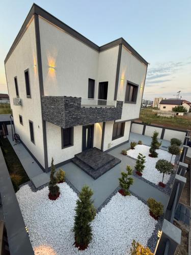 an aerial view of a house with a courtyard at Vila luxury chiajna in Chiajna