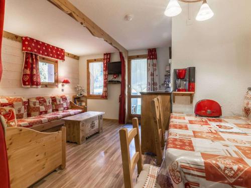 un salon avec un canapé et une table dans l'établissement Appartement 2 Pièces, 4 Pers. à Valmorel - Proche Pistes et Commerces, Terrasse et Parking Inclus - FR-1-356-264, à Valmorel
