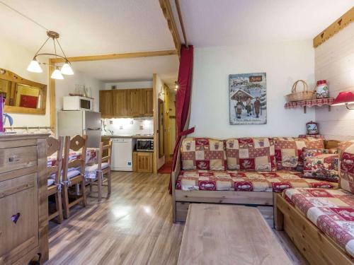 un salon avec un canapé et une cuisine dans l'établissement Appartement 2 Pièces, 4 Pers. à Valmorel - Proche Pistes et Commerces, Terrasse et Parking Inclus - FR-1-356-264, à Valmorel
