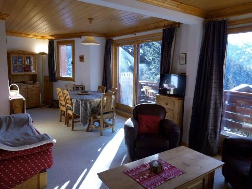 un salon avec une table et une salle à manger dans l'établissement Vaste Appt 2 ch + cabine, 200m des pistes, parking, balcon sud, non-fumeur - FR-1-355-183, à Méribel