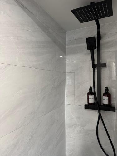 une salle de bain avec douche carrelée de blanc dans l'établissement Chez Marie et Romain Ferry & Shuttle, à Calais