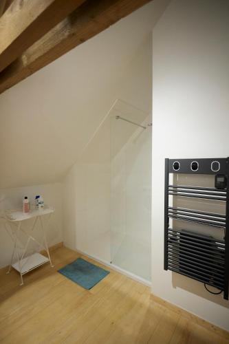 a room with a glass shower in the corner at Gîte à la ferme 4 à 6 personnes. in Vieille-Chapelle
