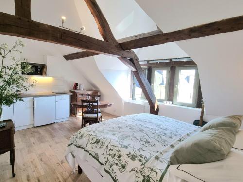 une chambre avec un lit et une cuisine dans l'établissement VILLA-AUDEMER - 