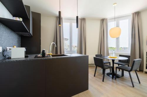 Фотография из галереи Appartement chic vue imprenable sur le vieux port в Ла-Рошели