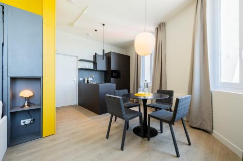 Кухня или мини-кухня в Appartement chic vue imprenable sur le vieux port

