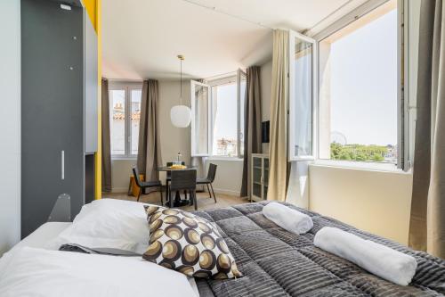 Кровать или кровати в номере Appartement chic vue imprenable sur le vieux port