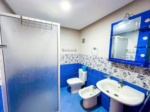 Ένα μπάνιο στο Spacious, Pool & Acces direct to sea