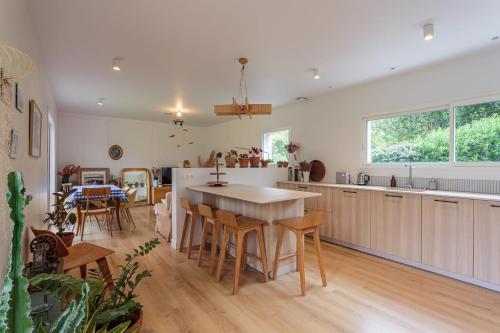 une cuisine et une salle à manger avec une table et des chaises dans l'établissement Maison du Brise Lames - Welkeys, à Anglet