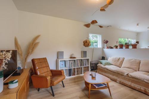 un salon avec un canapé et une chaise dans l'établissement Maison du Brise Lames - Welkeys, à Anglet