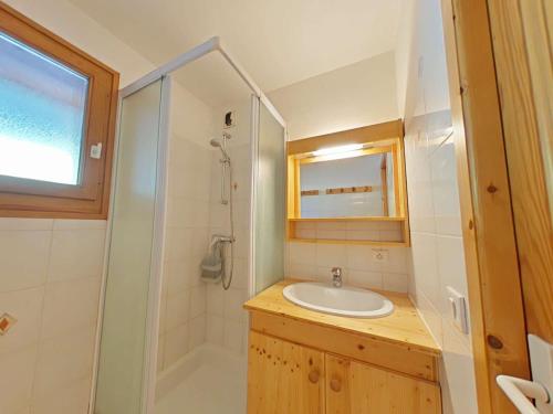 une salle de bain avec un lavabo et une douche dans l'établissement Appartement 2 Pièces Cabine avec Balcon Sud - Proche Pistes et Commerces - FR-1-241-188, au Grand-Bornand