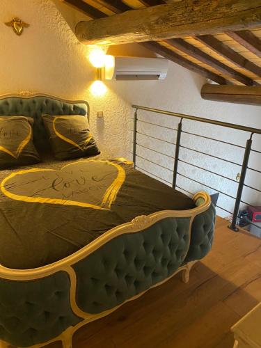 a bedroom with a large bed in a room at En Camargue, Gite Cosy climatisé jacuzzi en sus, proche lac et mer in Vauvert