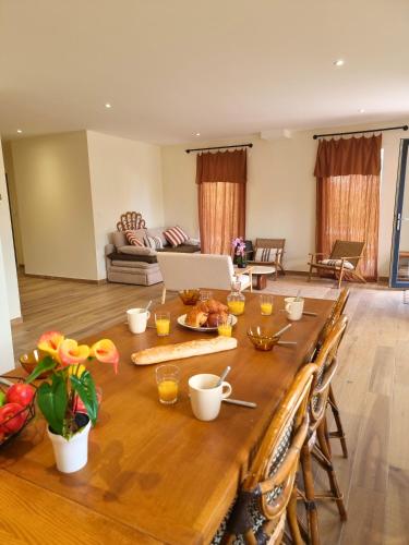 - une grande table en bois dans le salon dans l'établissement Maison proche de la mer, à Pénestin