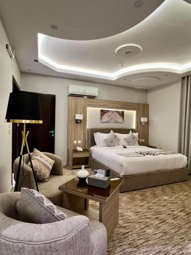a hotel room with a bed and a couch at فندق ميلان بارك 2 -إحدي مجموعة ميلان بارك للفنادق in Taif