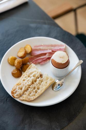 Jídlo v hotelu nebo okolí