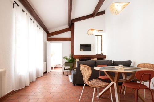 a living room with a table and chairs at Maison et Studio, Olivier I Sirocco in Istres