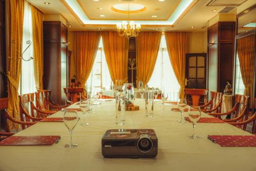 a large conference room with a table with a camera on it at Hotel Conde Ansúrez in Valladolid
