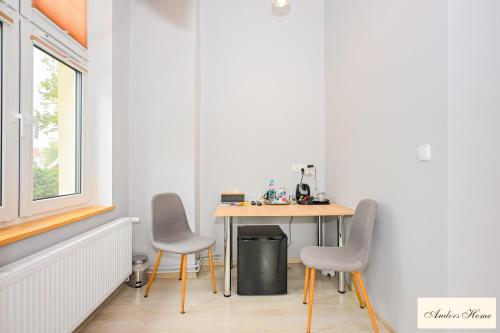 a room with a table and two chairs and a window at Anders Home 1 Szczytno in Szczytno