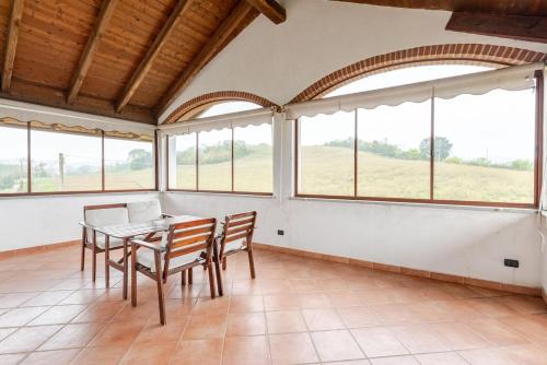 Φωτογραφία από το άλμπουμ του Penthouse with Terrace - Private Parking & WIFI σε Pecetto di Valenza