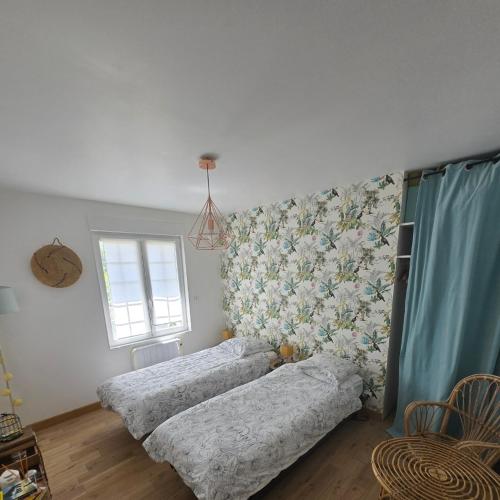 une chambre avec deux lits et une fenêtre dans l'établissement La Bretèche, Gîte au cœur des châteaux de La Loire, à Saint-Martin-le-Beau