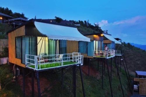 a row of huts on a hill at night at ภูวินคาเฟ่ โฮมสเตย์ Phuwin Homestay Monjam in Mon Jam