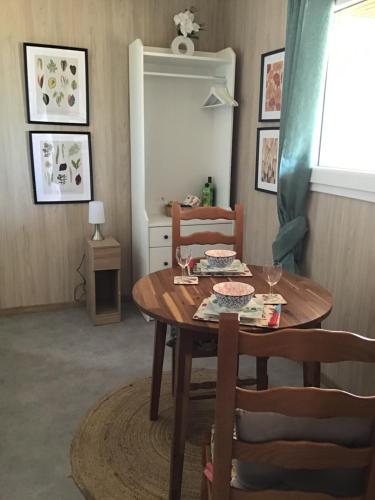 une salle à manger avec une table et des chaises en bois dans l'établissement The Cabin, à Salvagnac