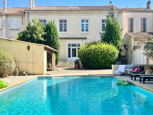 une piscine dans l'arrière-cour d'une maison dans l'établissement Bourgeois House - 16 personnes, Piscine, 6 chambres, 8 lits, 4 SDB, Centre-ville, CLIM, à Salon-de-Provence