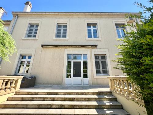 a house with stairs leading up to a door at Bourgeois House - 16 personnes, Piscine, 6 chambres, 8 lits, 4 SDB, Centre-ville, CLIM in Salon-de-Provence