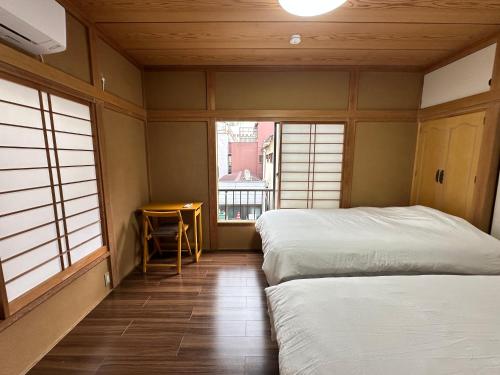 Postel nebo postele na pokoji v ubytování Asakusa Riverside Family Inn