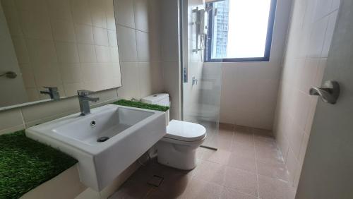 Bilik mandi di 2-9pax FAMILY SUITE, i-CITY, Shah Alam, Beside Theme Park, WIFI 50-55"TV