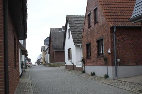 an empty alley between two brick buildings at Bruhn's Ferienwohnung Seehund in Maasholm
