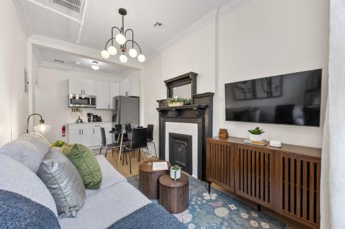 TV a/nebo společenská místnost v ubytování 3BR Harlem Stay with Washer with Dryer