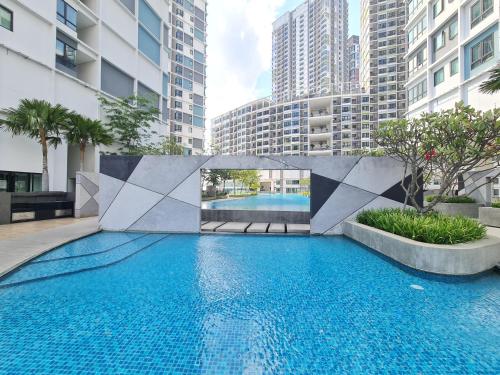 Kolam renang di atau dekat dengan 2-9pax FAMILY SUITE, i-CITY, Shah Alam, Beside Theme Park, WIFI 50-55"TV