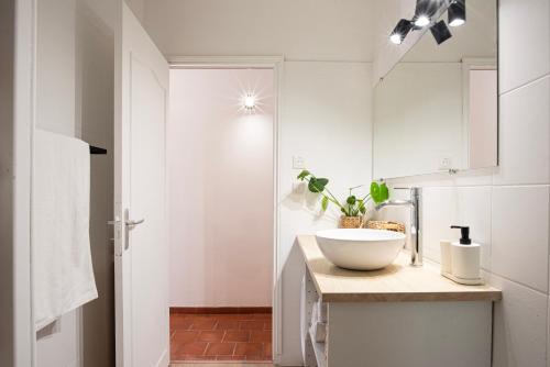 a bathroom with a sink and a bowl on a counter at Maison Olivier Confort et Modularité in Istres
