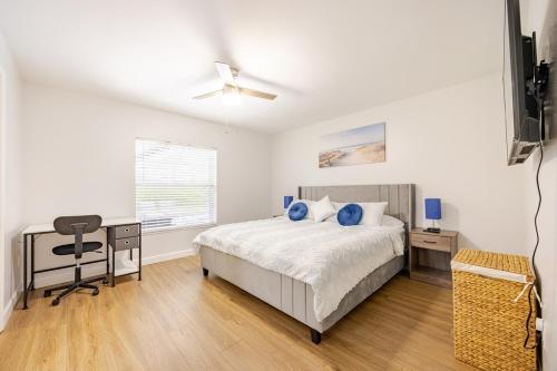 a bedroom with a bed and a desk and a window at Relaxing place with pool in Cape Coral