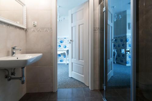 a bathroom with a sink and a shower backdoor at Premium - Bed & Breakfast in Malbork