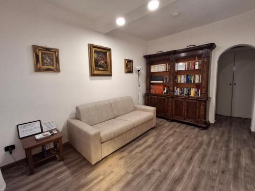 a living room with a couch and a book shelf at Imperial Apartment in Rome