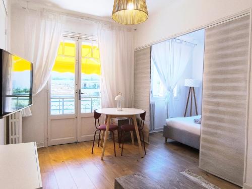 Cette chambre comprend une table, un lit et une fenêtre. dans l'établissement Studio au calme 100 mètres de la croisette, à Cannes