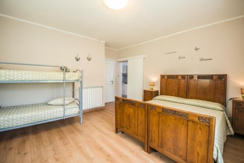 a bedroom with two bunk beds and wooden floors at Nonna Arde in Beverino