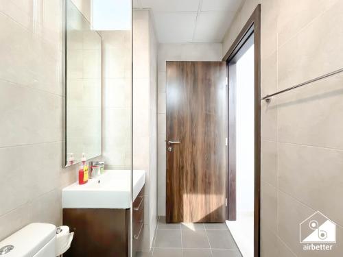 Ένα μπάνιο στο Luxury 3-Bedroom Duplex in Damac Hills & balcony