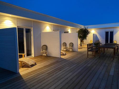 a deck with a table and chairs on a house at Hørby Færgekro in Holbæk