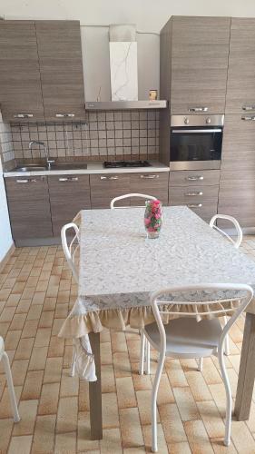 a white table and chairs in a kitchen at Villetta Scolacium in Roccelletta