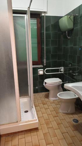 a bathroom with a shower and a toilet and a sink at Villetta Scolacium in Roccelletta