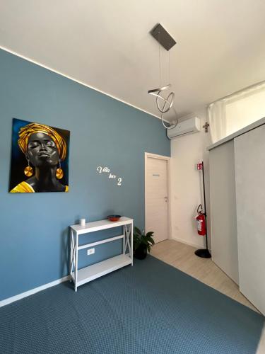 a room with a painting of a woman on the wall at Villa Luce 2 in Casaletto Lodigiano