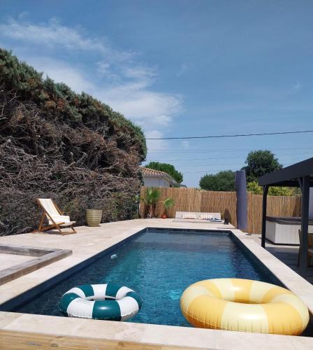 Les brézines Piscine, Terrasse & Boules