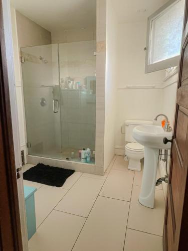 Bilik mandi di Lovely Home at Westminster