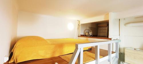 une petite chambre avec un lit dans une pièce dans l'établissement joli studio proche tram et au calme, à Nice