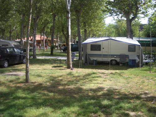 Taman di luar Camping Village Viareggio