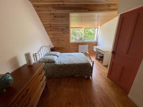 une chambre avec un lit et une fenêtre dans l'établissement Le Moulin, à Argol