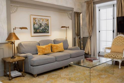 a living room with a couch and a glass table at Auberge Saint-Antoine in Quebec City
