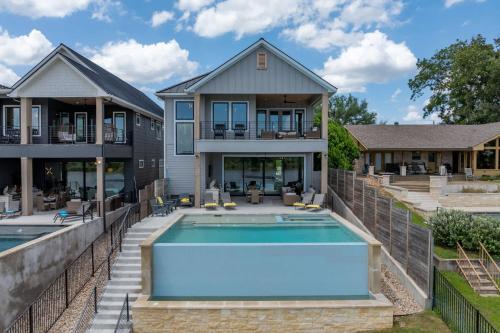 KingslandにあるSunset Oaks I with Concierge Servicesの家の前にプールがある家